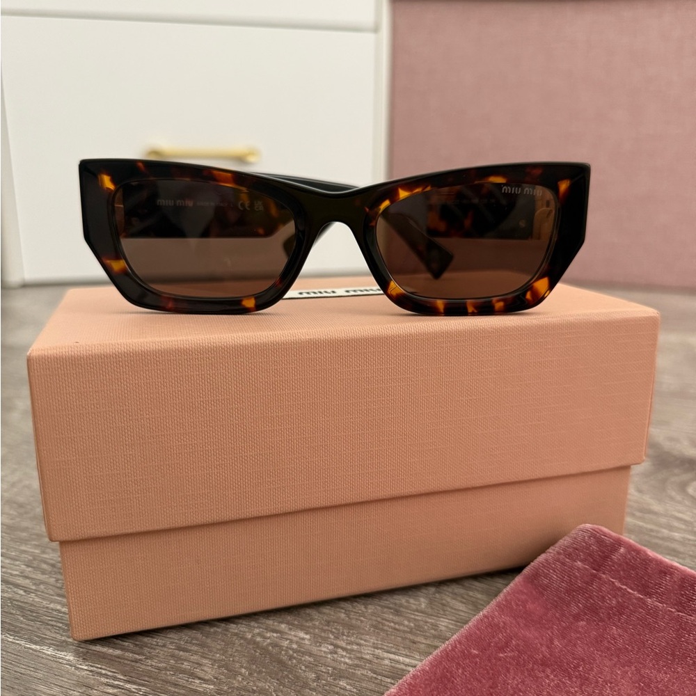 Miu Miu Sunglasses Cat Eye Frame